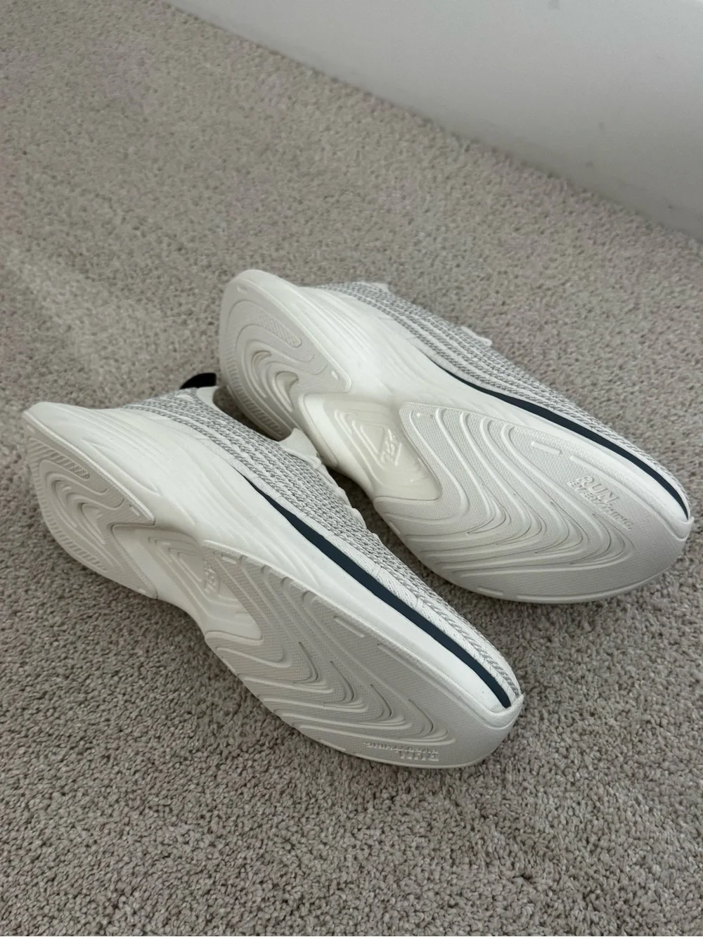 NWT APL Zipline ivory/harbor grey/slate size 7.5 women’s